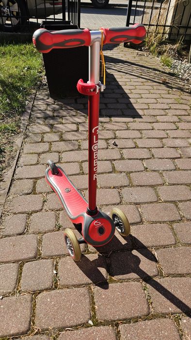 Hulajnoga Globber czerwona trojkolowa balansowa