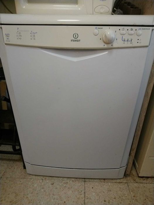 Máquina de lavar loiça Indesit recente e pouco usada