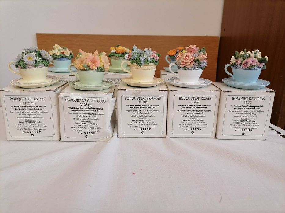 12 minis chávenas da marca Avon. 1 expositor novo