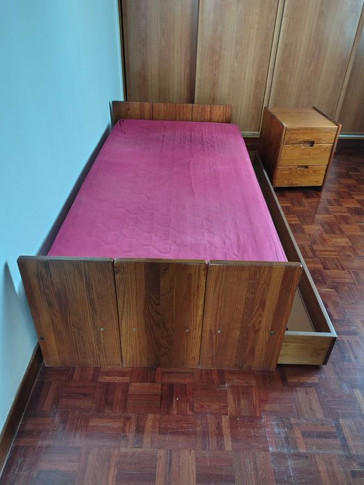 Cama de solteiro em madeira maciça