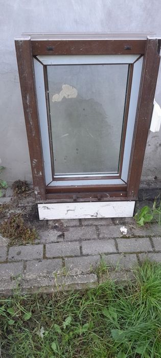 Okno brązowe z żaluzją