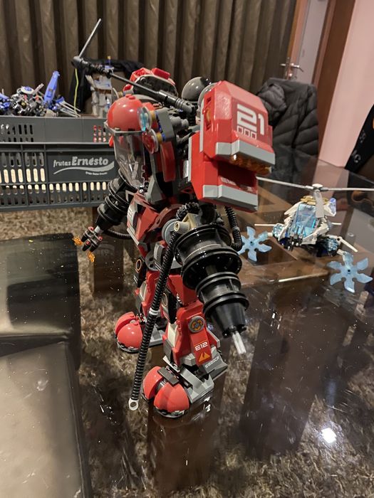 Lego de robô vermelho