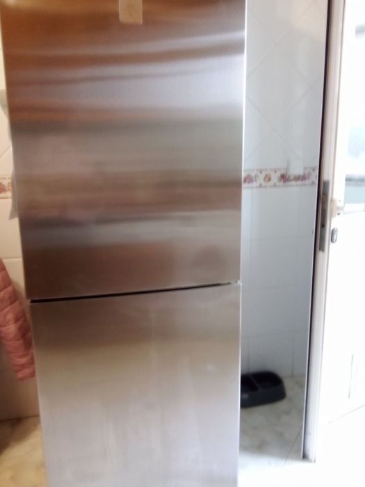 Frigorífico a funcionar com marcas de uso