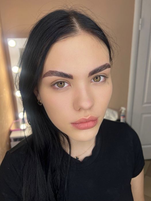 Брови - фарбування, корекція, ламінування.