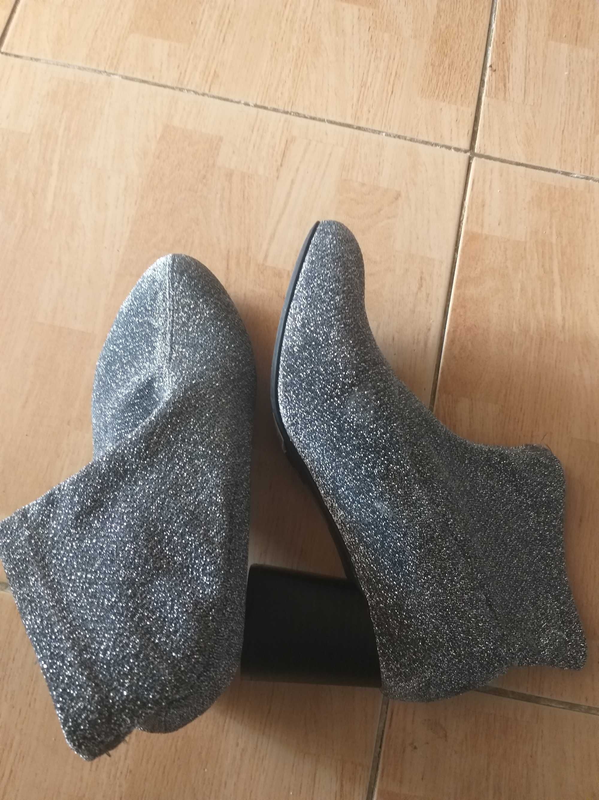 Srebrne botki z materiału NOWE