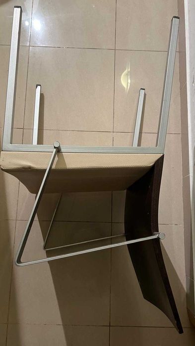 5 Cadeiras com braços Madeira castanha escura, cinza e bege