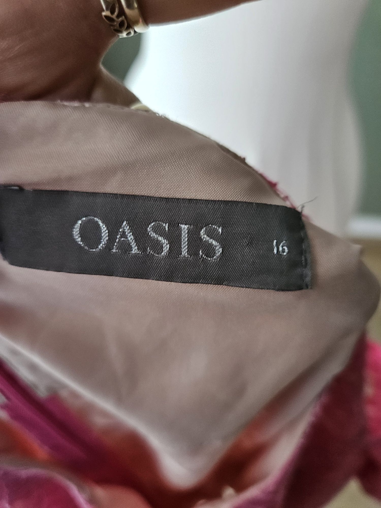 Romantyczna koronkowa sukienka marki Oasis – różowa elegancja XL hiszp