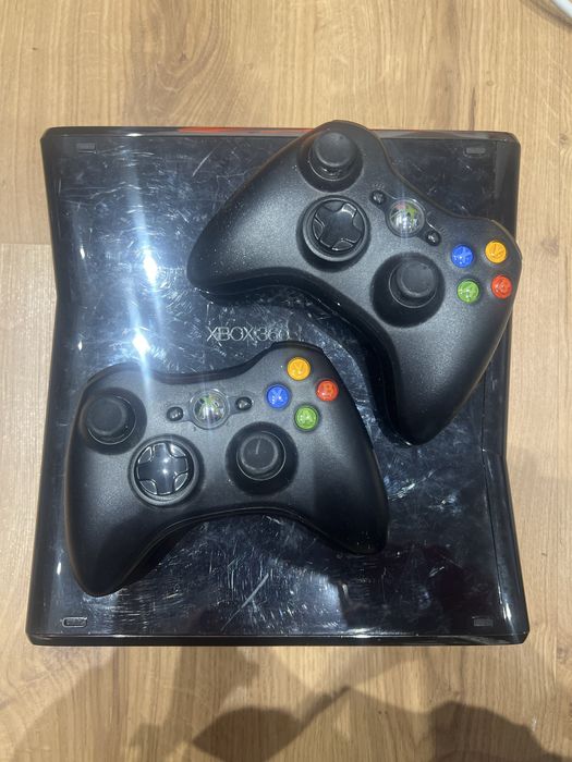Xbox 360 z dwoma padami