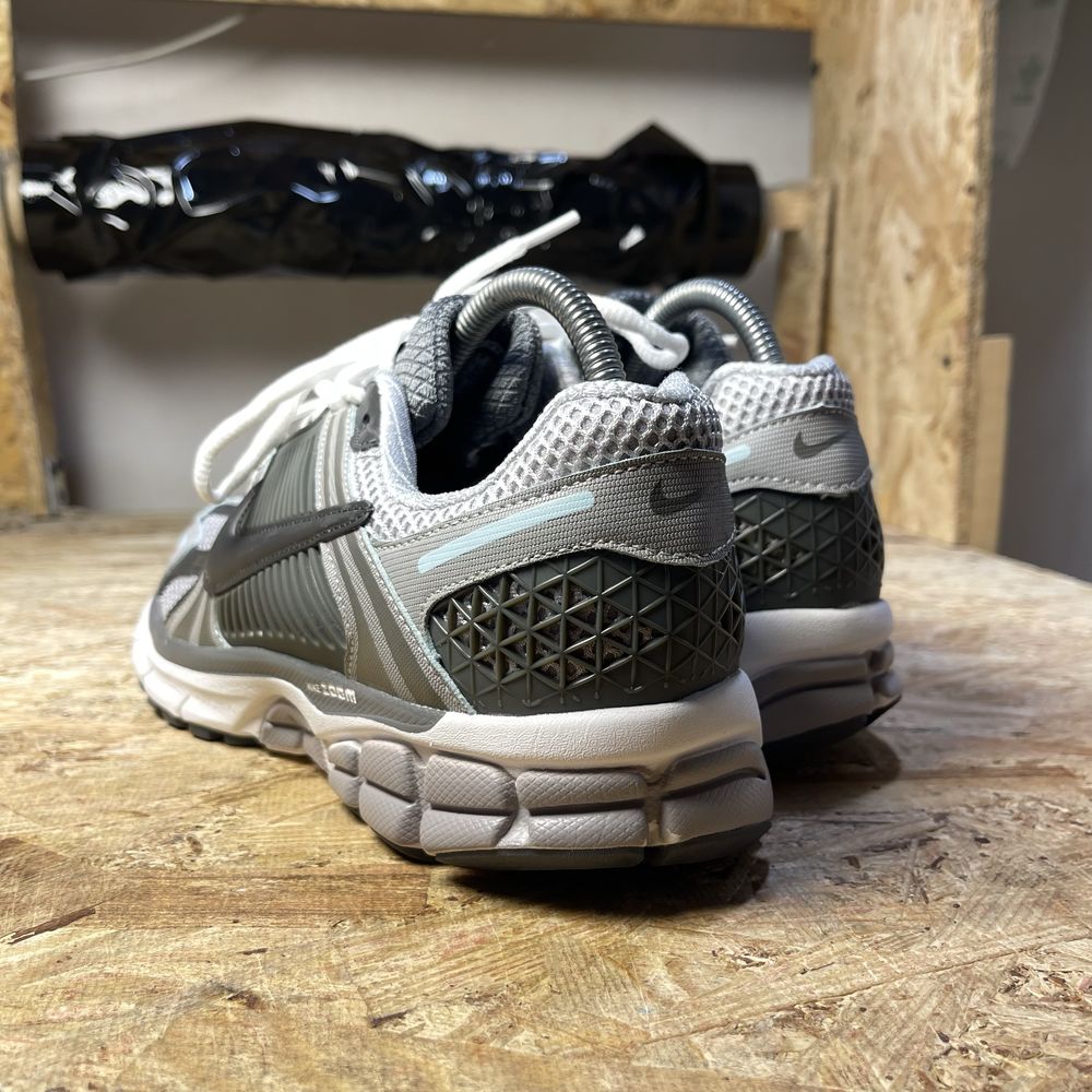 Чоловічі кросівки Nike Vomero 5 Grey