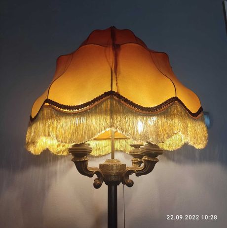 stara mosiężna lampa podłogowa