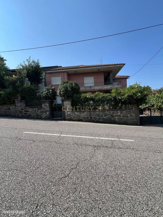 Moradia T4  com 2 pisos – Oportunidade para Turismo Rural ou para a su