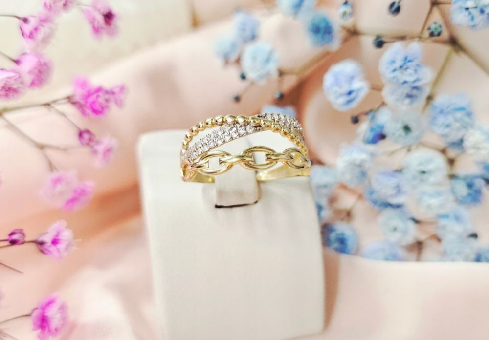 Złoty pierścionek, szeroki, cyrkonie, zawijany, kulki, pr 585 r. 19