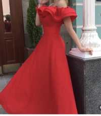 Платье красного цвета макси с открытыми плечами
