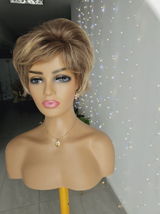 Krótka peruka ciemny blond jasny brąz + refleksy KBS-21 naturalna fryz