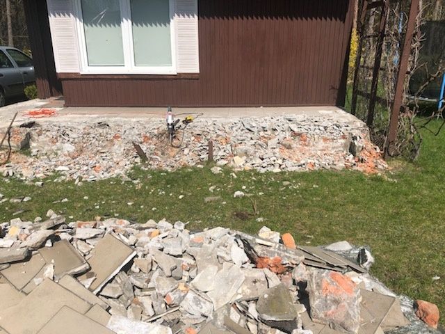 Kucie młotem, minikoparka z młotem kucie betonu młotem wyburzeniowy