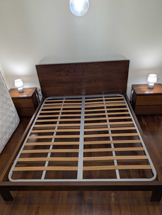 Conjunto de Quarto–Cama King + Estrado e Colchão + 2Mesas de Cabeceira