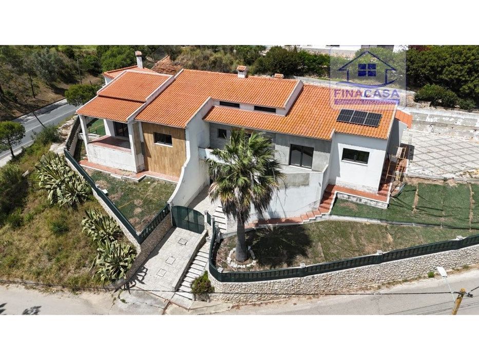 Moradia Isolada em fase de renovação/ remodelação com piscina e jar...