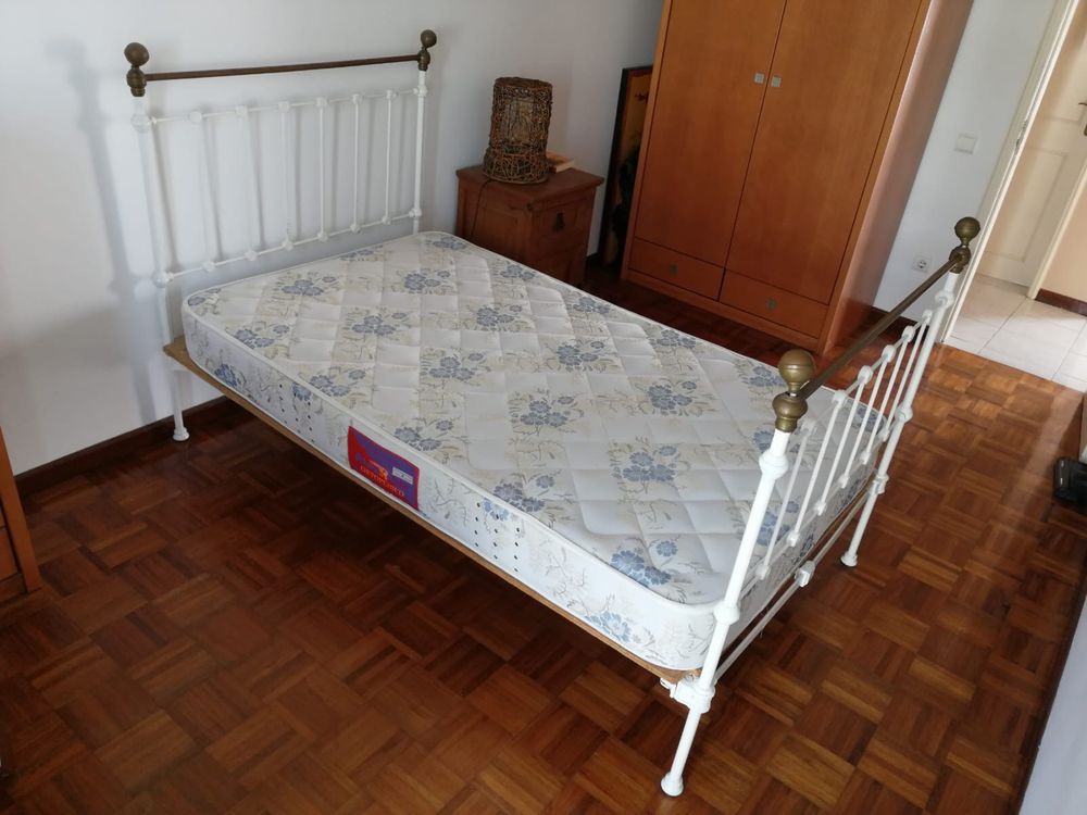 Cama antiga em excelente estado