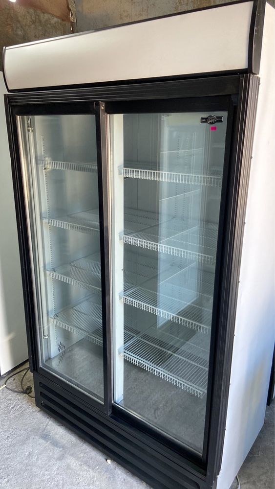 Холодильние шкафы ,витрины,холодильное оборудование