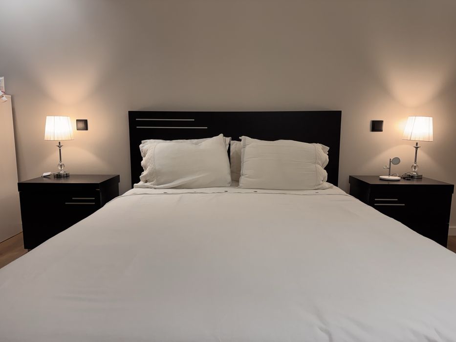 Cama de Casal com Colchão e mesinhas de cabeceira