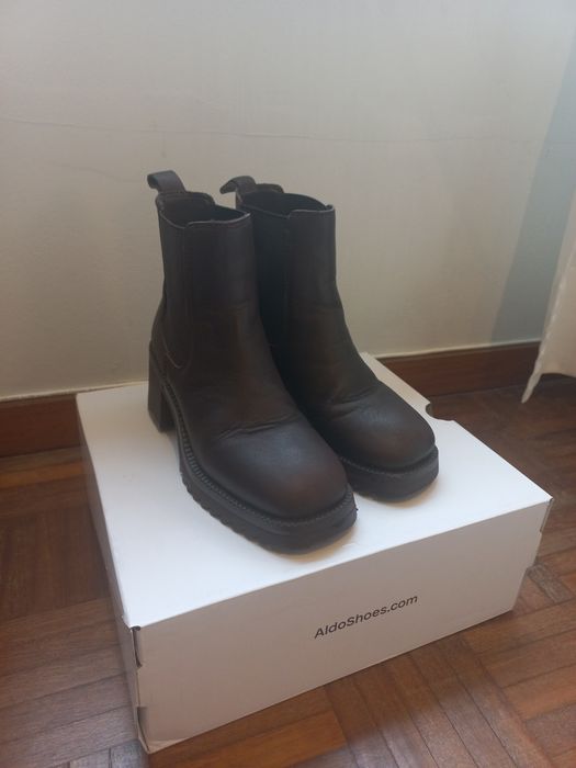 Botas castanhas em pele, tamanho 35