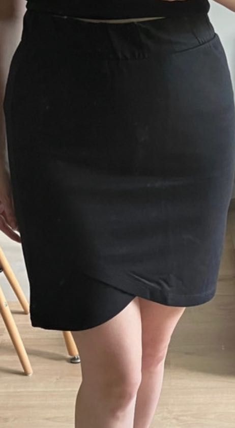 Krótka czarna spódnica