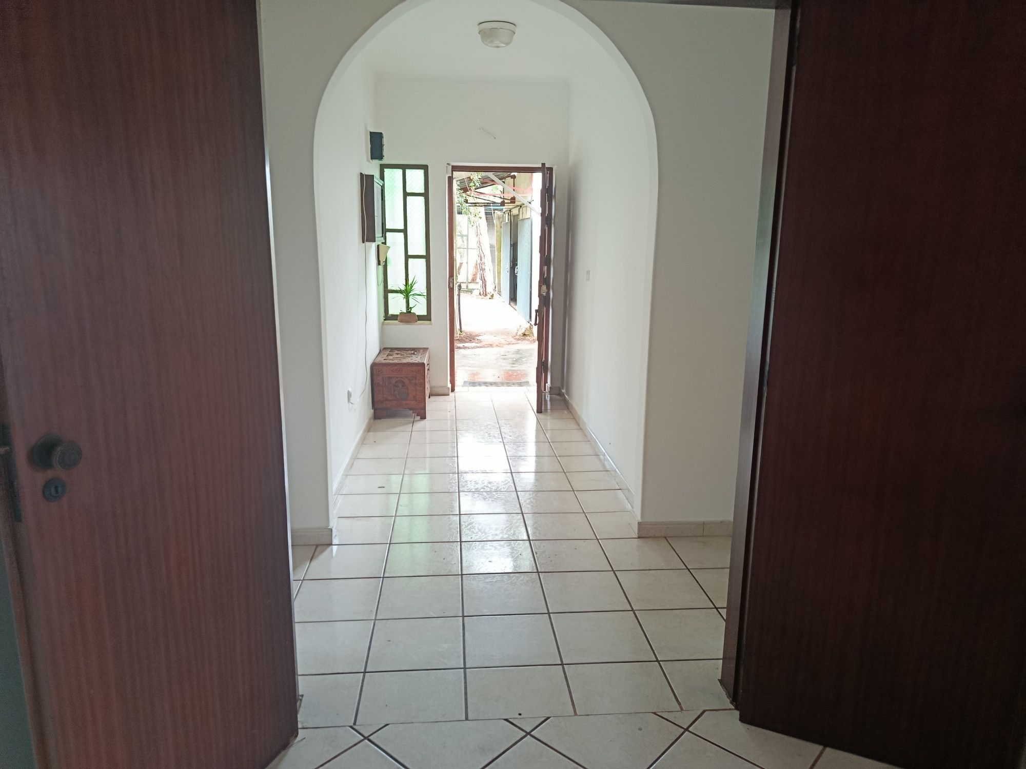 Moradia pronta a habitar com terreno e anexos