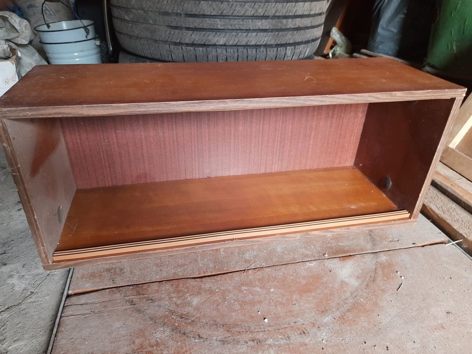 Навісні полиці для книг.