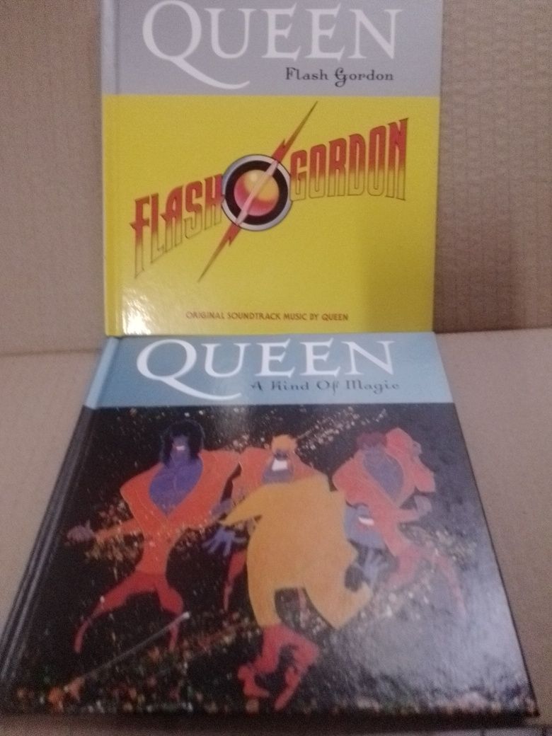 Queen CDs com livros em excelente estado.