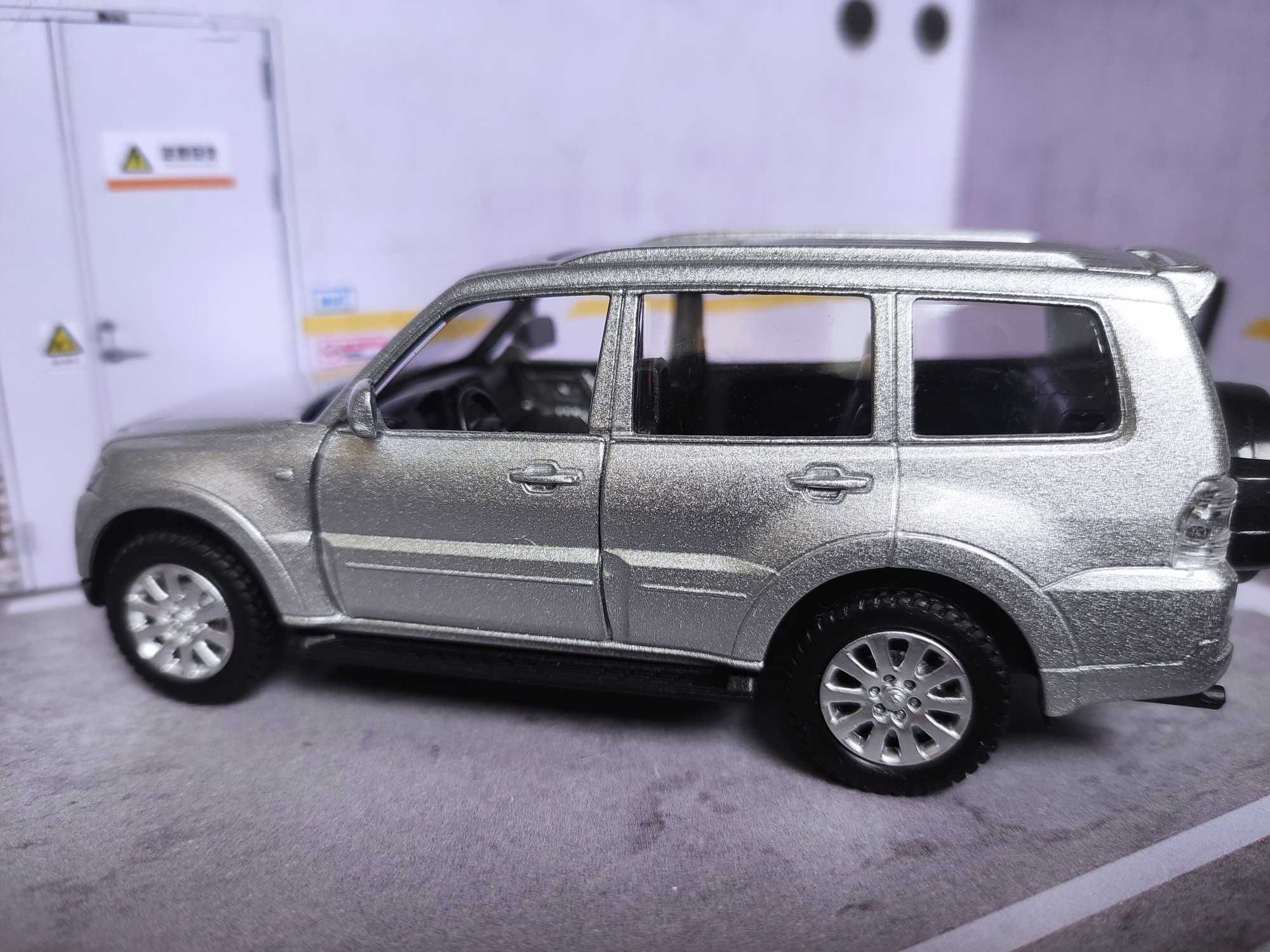 Carro Miniatura Mitsubishi Pajero em escala 1:43 - Oferta Envio