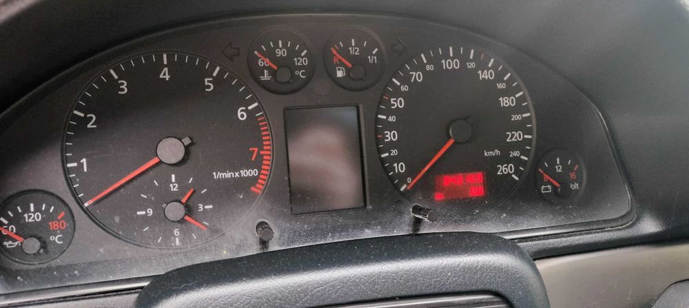 AUDI A4 B5 1997 2,4 benzyna+gAZ (uszkodzone)