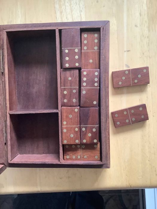 Домино ручной работы из красного дерева