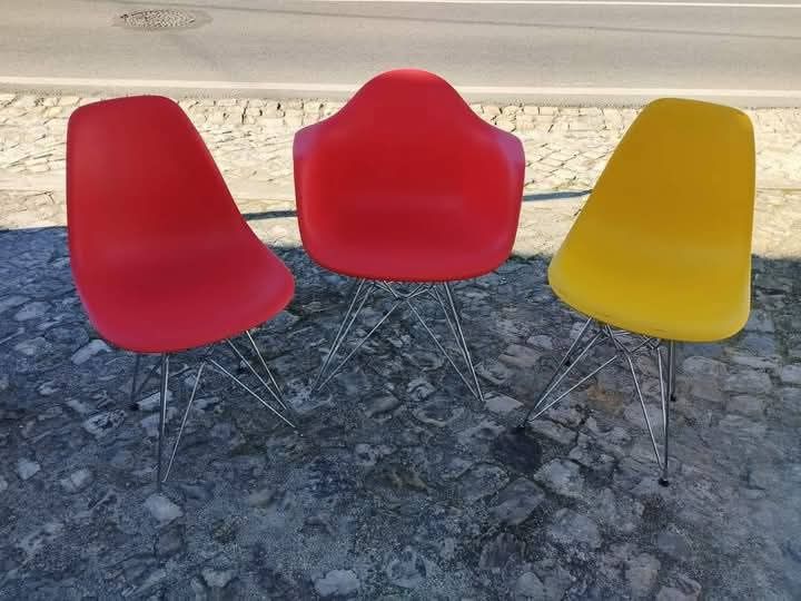 Cadeiras em plástico rígido