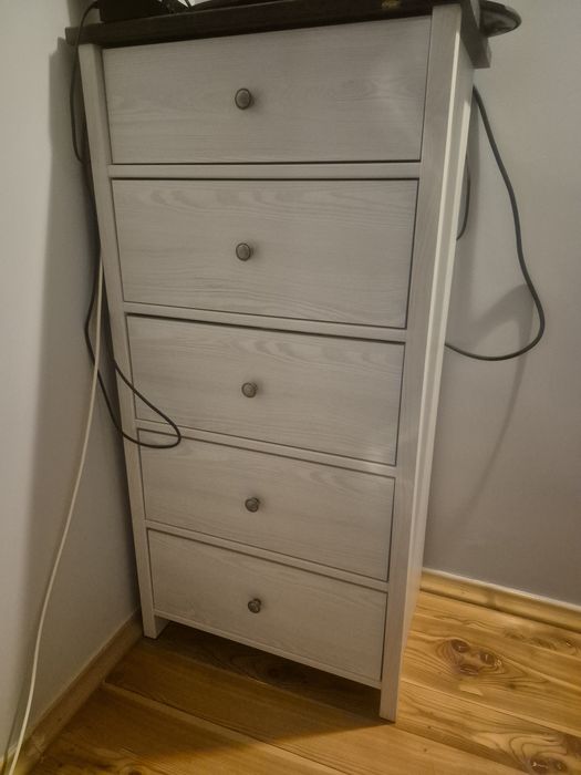 Zestaw BRW Antwerpen - białych mebli z czarnym blatem do salonu