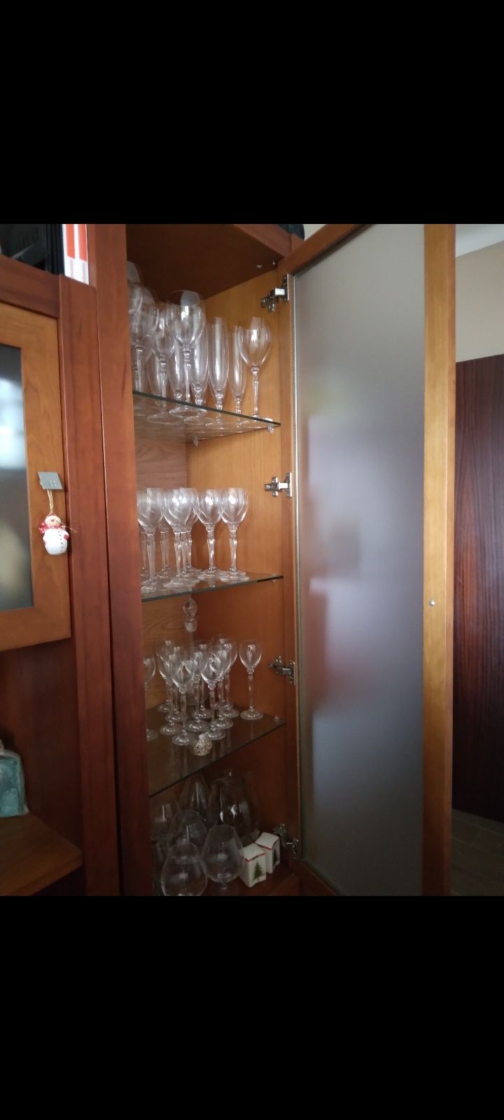 Cristaleira de cerejeira com Design Moderno