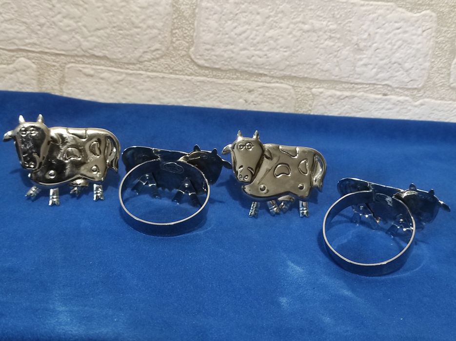 Металлическая серебристая подставка-кольцо для салфеток в форме коровы