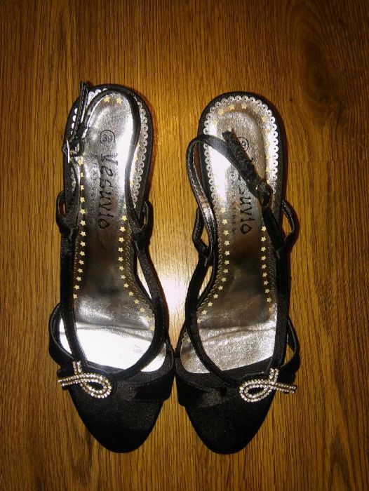 Eleganckie buty - czarne sandały na obcasie