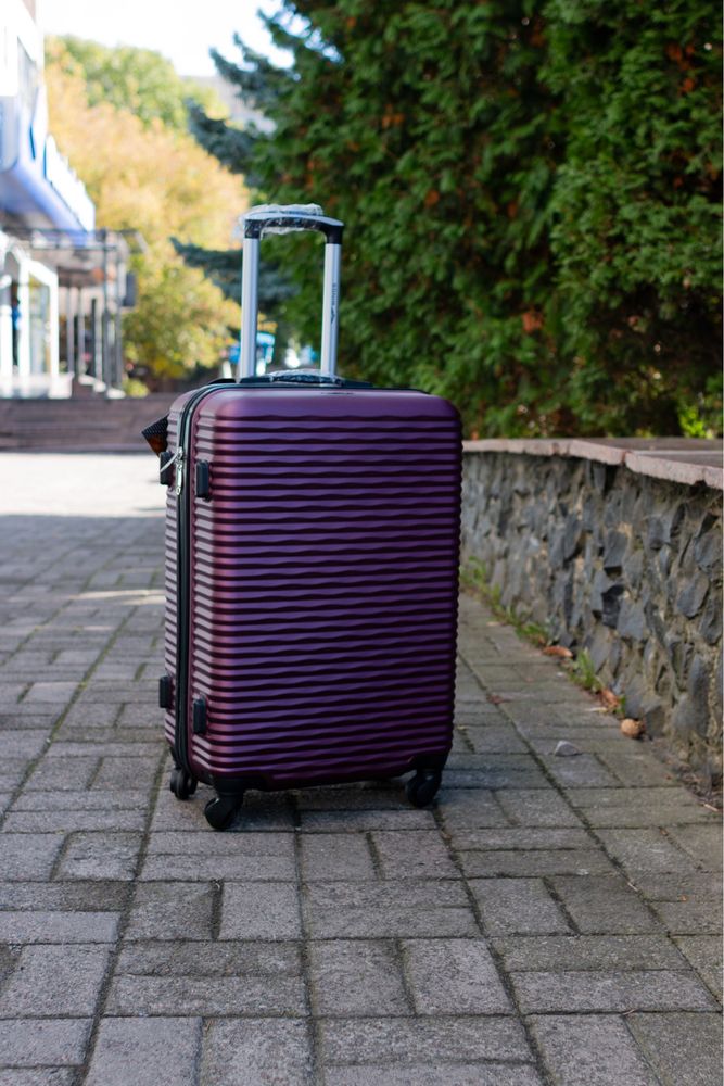 Польські валізи Wings в усіх чотирьох розмірах та кольорах