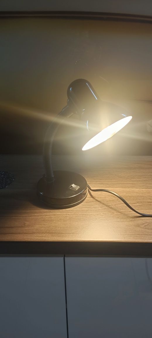 Lampka biurkowa w dobrym stanie