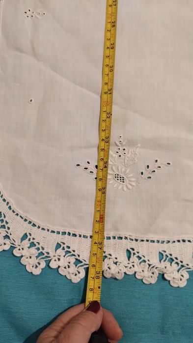 Bonito naperon de linho com bordados e pico de renda