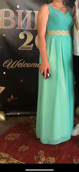 Продам вечірню сукню, ніжного кольору із золотим мереживом на талії