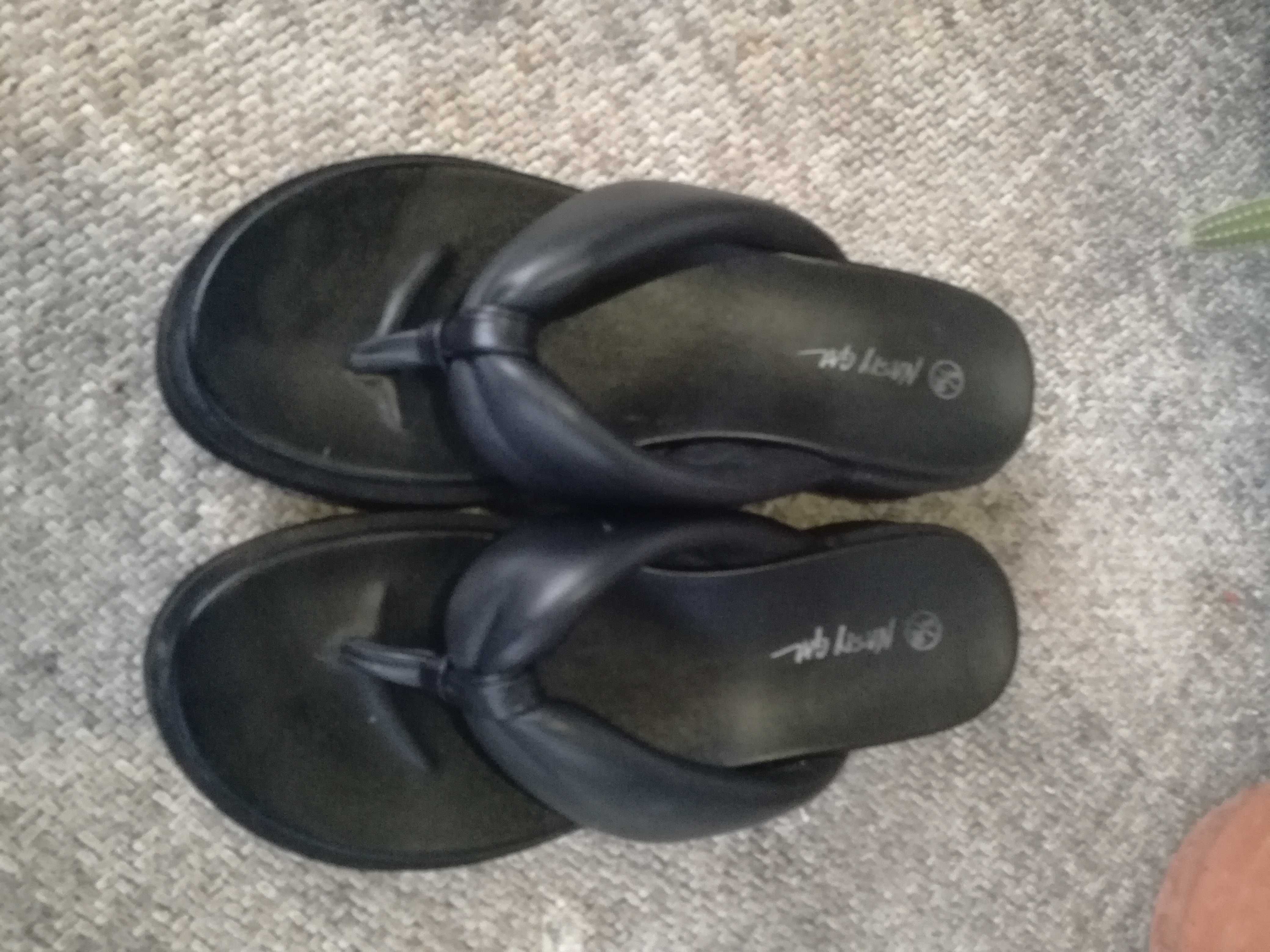 Chinelos pretos em pele Nasty Gal