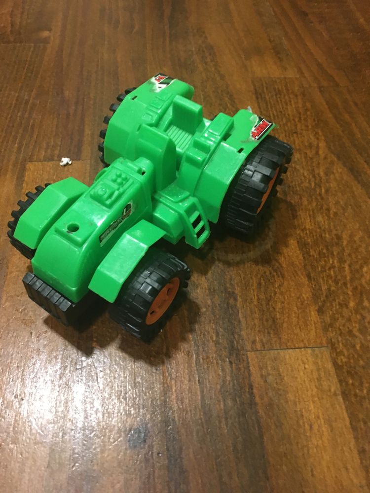 трактор іграшковий