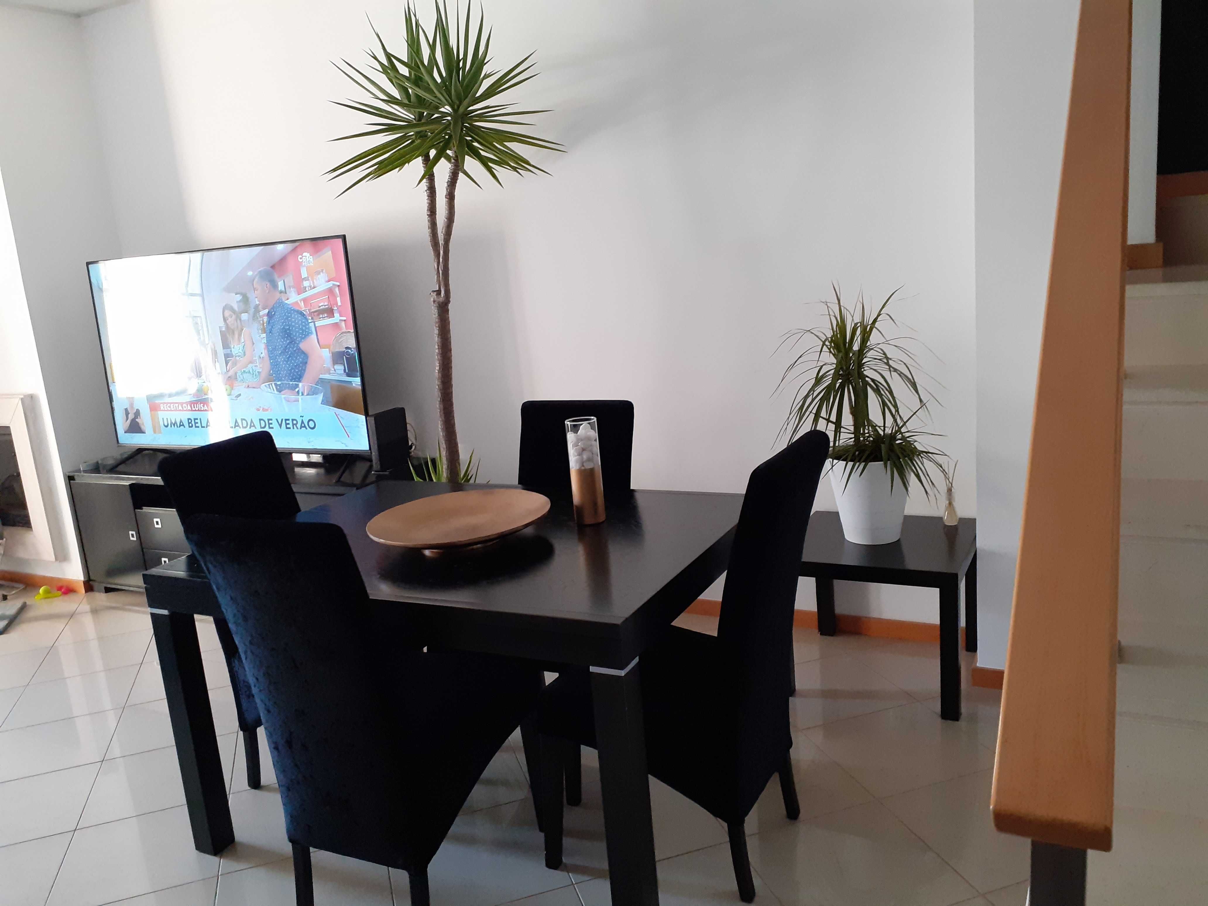Mesa sala extensivel + 5 cadeiras
