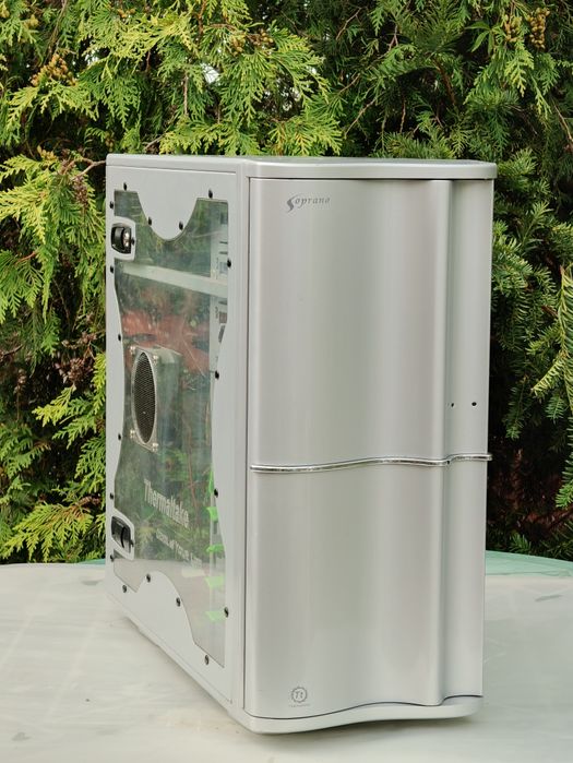 Duża obudowa ATX z szybą Thermaltake Soprano srebrna