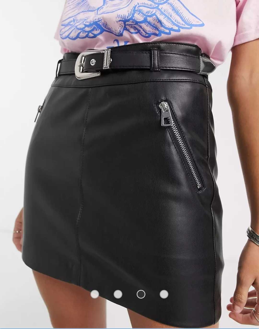 Bershka – Czarna spódnica mini z imitacji skóry z kowbojskim paskiem