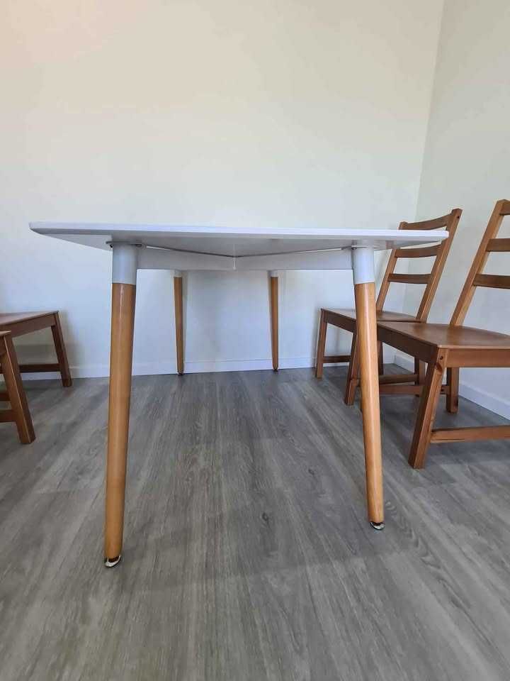 Mesa para 4 ou 6 pessoas. Muito firme, estrutura de ferro