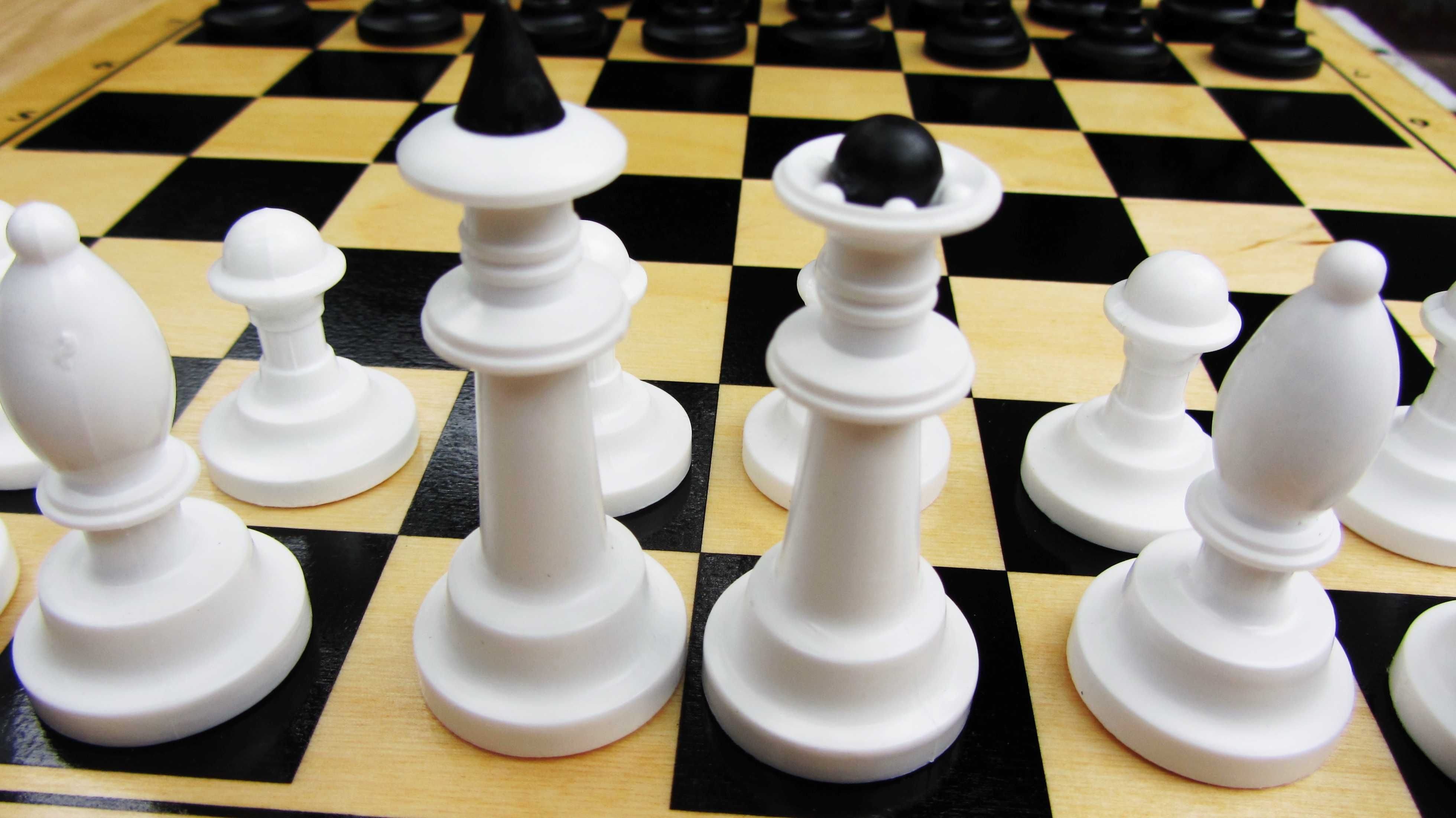набір шахматних фігур з дерев"яною складною дошкою, новий, якісний