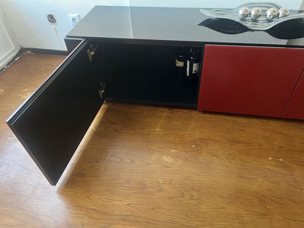 Móvel de Sala TV/Bar em Preto e Vermelho – Com Arrumação