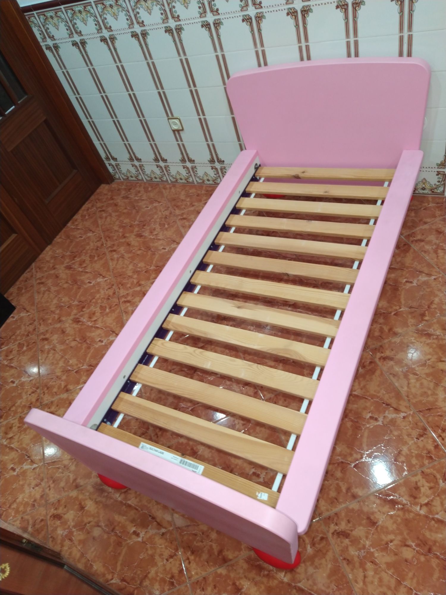 Cama para criança bebé menina casa quarto apartamento vivenda carro.